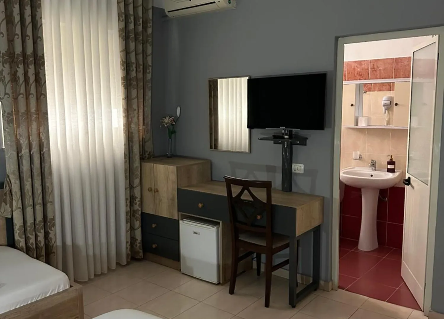 Hotel Niagara دراس